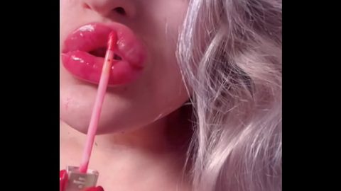 Bimbo Girl With Red Lipgloss Webcam Talk