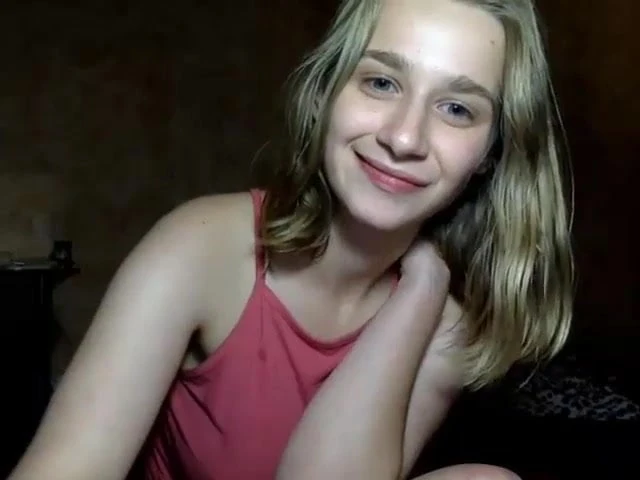 Amateur Girl Solo Session at Home on Webcam